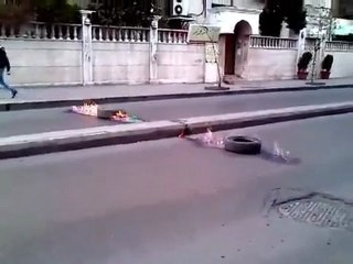 فري برس دمشق احرار الميدان يقومون اغلاق الكورنيش الميدان  23 3 2012