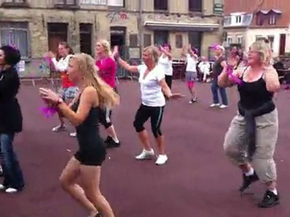 Lili Zumba : Flash Mob - Pause