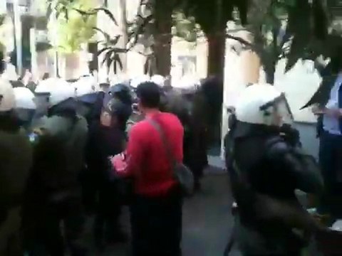 Διαπληκτισμοί φοιτητών και καθηγητών με αστυνομικούς στο Σύνταγμα