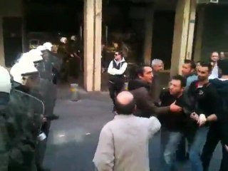 Διαπληκτισμοί φοιτητών καθηγητών με αστυνομικούς στο Σύνταγμα 2