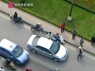 Phụ nữ kéo, đẩy cảnh sát giữa đường