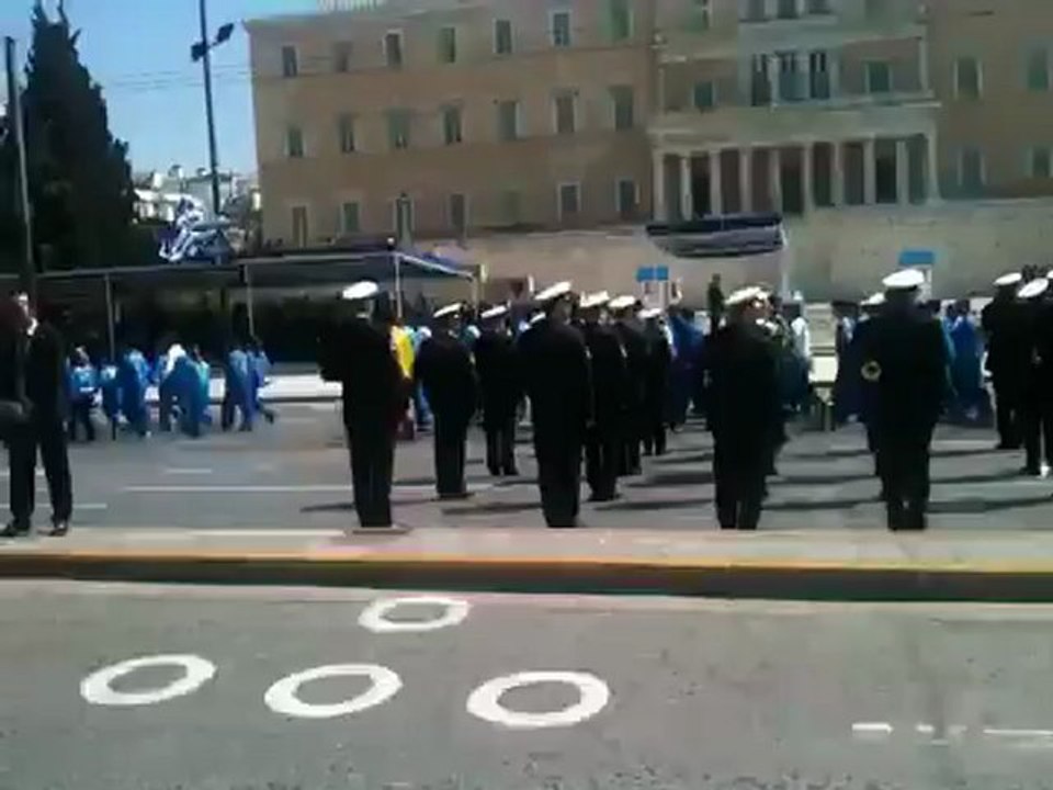 Μαθητές περνούν μπροστά από τους επισήμους - παρέλαση 25ης Μαρτίου