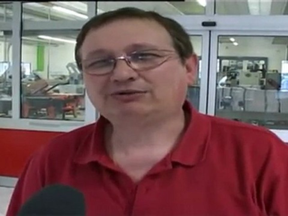 cambia la ruota e muore nel fiume