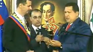 Presidente Chávez condecora al Presidente de Siria