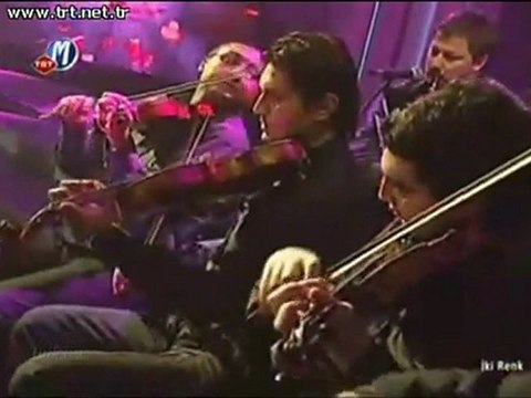 9 GÜLAY - ÖZCAN DENİZ CESARETİN VAR MI AŞKA İki renk TRT