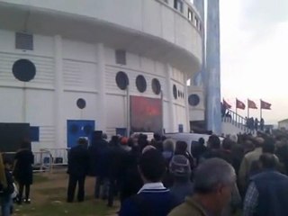 حضور جماهيري غفير خارج القاعة