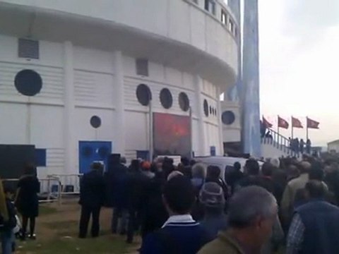 حضور جماهيري غفير خارج القاعة