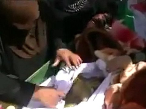 فري برس درعا البلد ام الشهيد تحني ابنها 24 3 2012