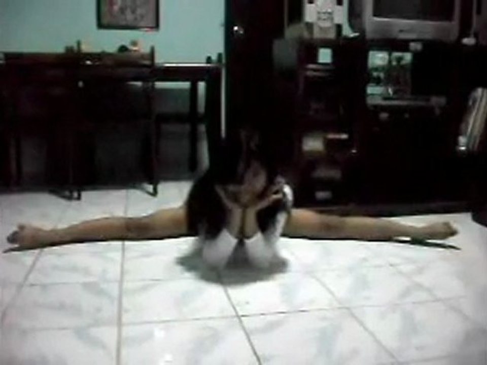 ROSELYN Me Doing Split