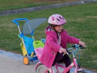 Valentine fait du vélo