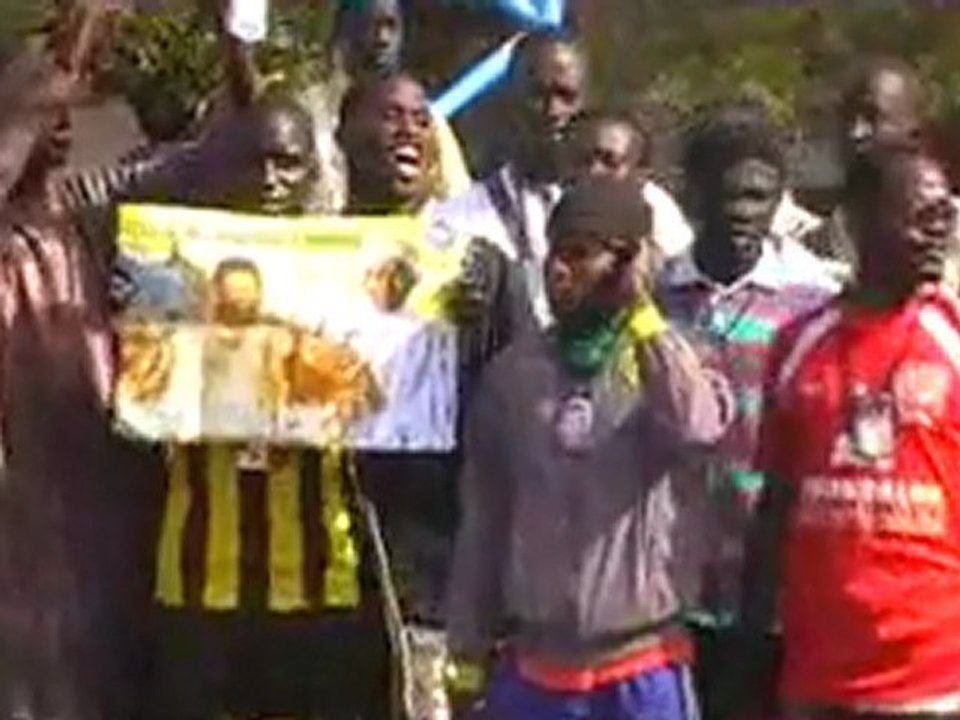 Violation de Loi : Les éléments de Cheikh Bethio continuent la campagne au centre de vote de Me Wade
