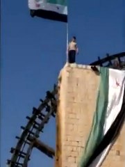 فري برس حماه المحتلة حي كازو رفع علم استقلال على قناطر النواعير2012 3 23