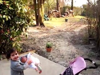 Camille joue sur la nouvelle terrasse 2012/03/25