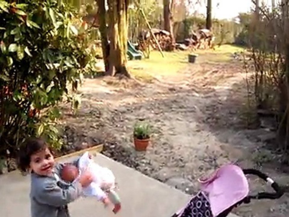 Camille joue sur la nouvelle terrasse 2012/03/25