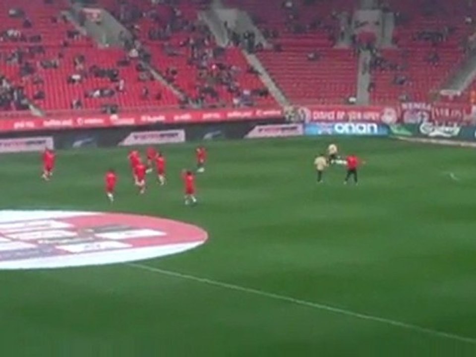 Είσοδος παικτών Ολυμπιακού για προθέρμανση