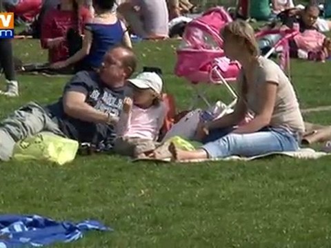 Les Français profitent du soleil et des températures estivales