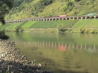 A video to relax with trains on the viaduct of Pünderich and ships on the river Moselle