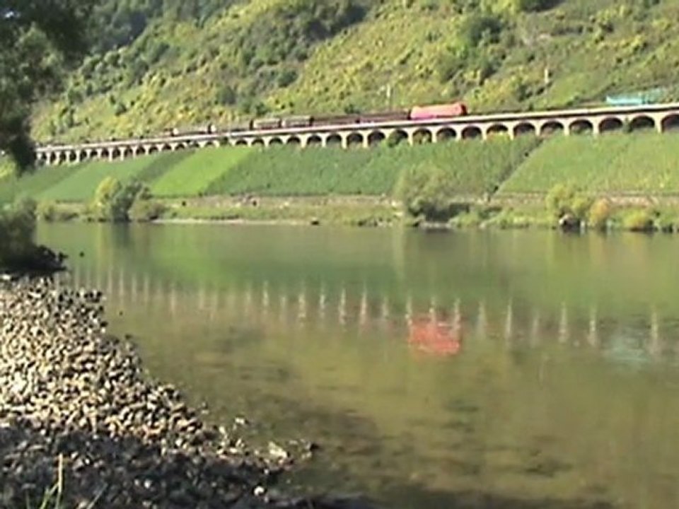 A video to relax with trains on the viaduct of Pünderich and ships on the river Moselle