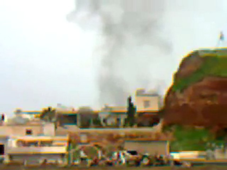 فري برس ريف حلب الاتارب دخان ناتج عن احراق السيارات في البلدة 25 3 2012