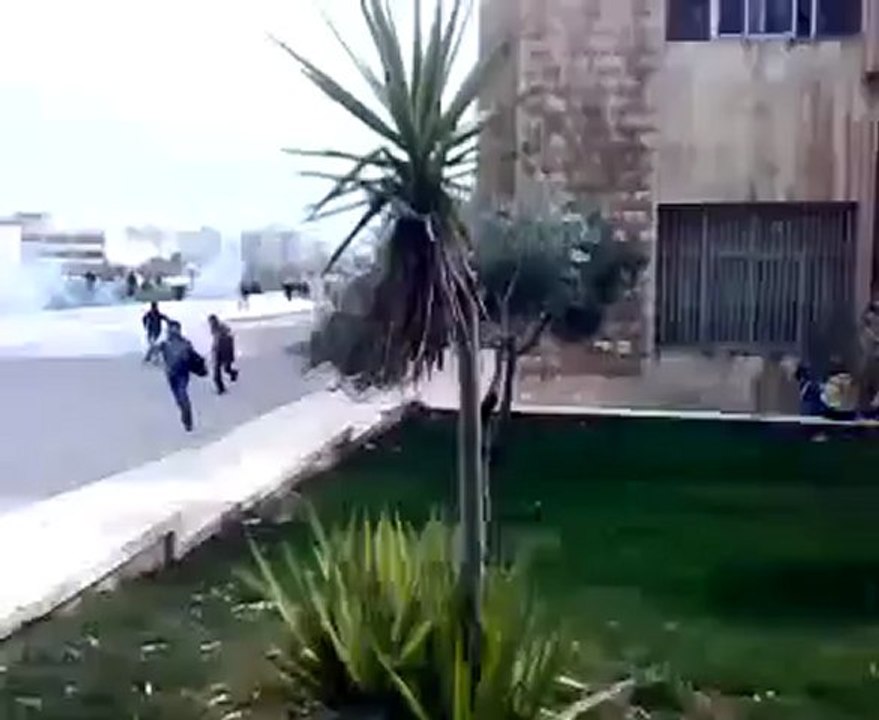 فري برس حلب كلية المعلوماتية  هجوم الامن على الطلبة   اتحاد طلبة سوريا الاحرار 25 3 2012