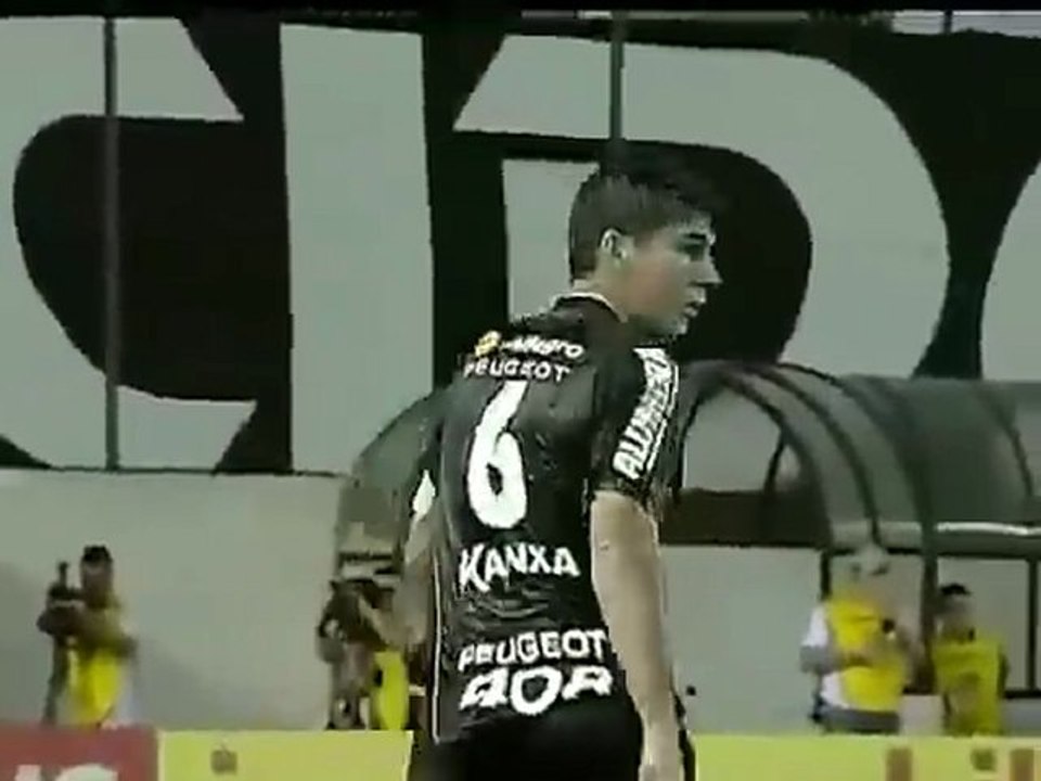 Neymar nous gratifie d'un superbe sombrero (vs Bragantino, 25-03-2012)