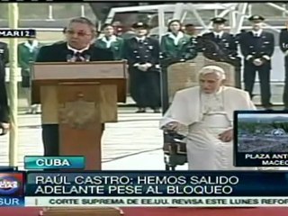 Raúl Castro habla del bloqueo en bienvenida papal