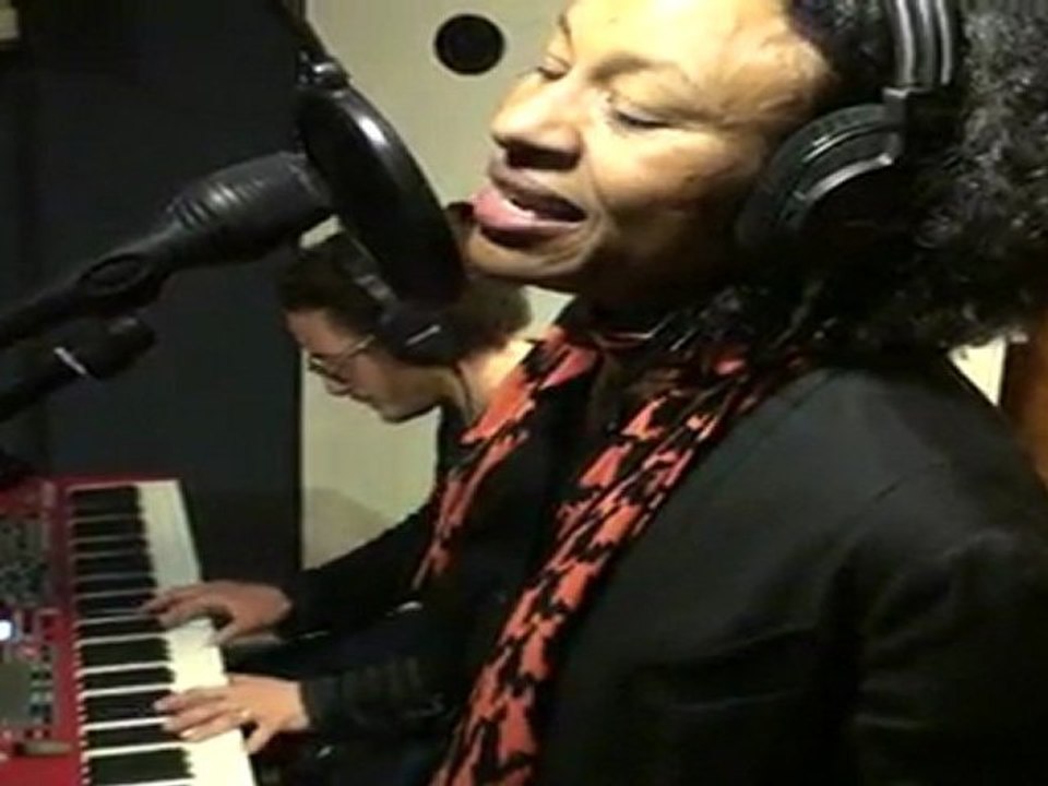 MALIA , "My Baby Just Care For Me" , live au studio 72