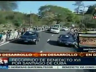 Benedicto XVI recorre Santiago a bordo del papamóvil