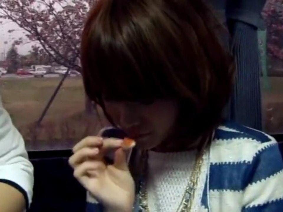 Eri eats spicy senbei. （；∀；）
