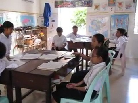 en classe avec Sambath et les enfants