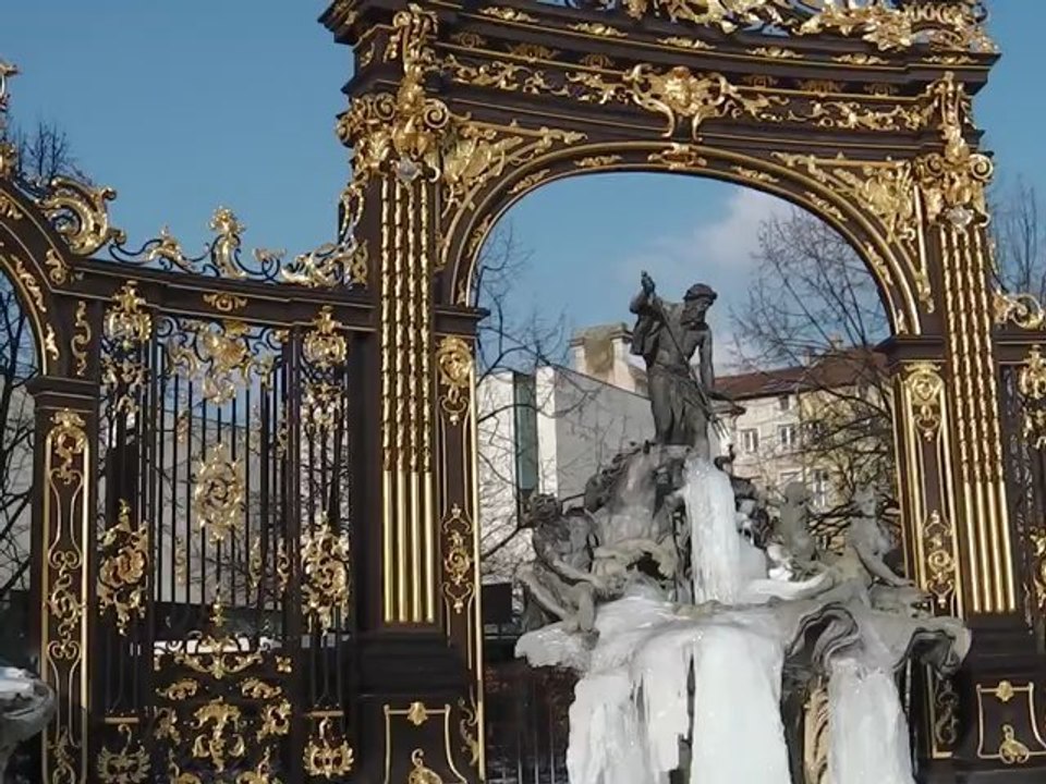Statue de Neptune prise dans la glace