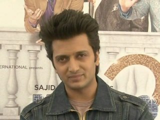 Riteish Deshmukh Claims To Be The Cleanest Amongst Housefull 2 Dirty Dozen - Bollywood News