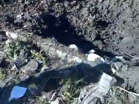 فري برس اثار القصف العشوائي على قرية التويني قذيفة وقعت في التراب سهل الغاب ريف حماه 26 3 2012