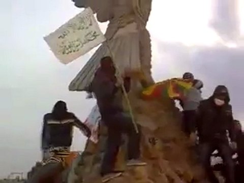 فري برس الحسكة العزيزية مقطع رائع على دوار الجسر 26 3 2012 ج1