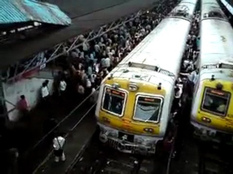 3000-3500_people_board_a_local_train_in_1_minute