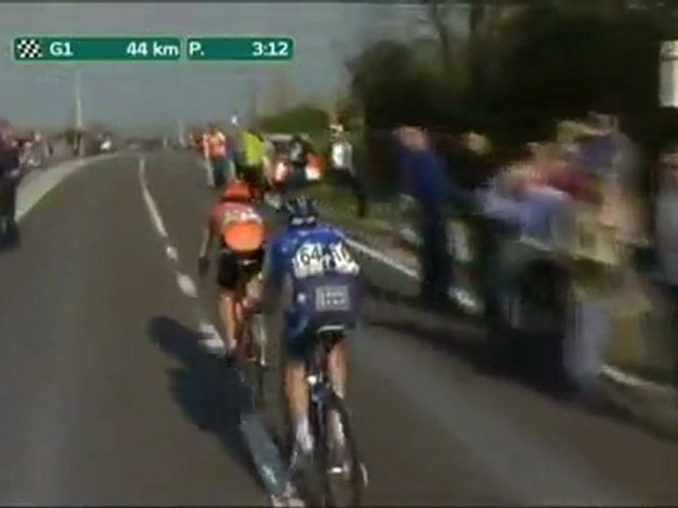 Fanática hace topless en la carrera Gent-Wevelgem 2012
