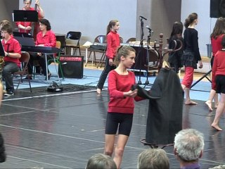 TULLE LES ELEVES DE LA SECTION UNSS GYM AVEC LES ENFANTS DE TULLE