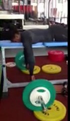 Gévrise Emane en plein exercice de musculation