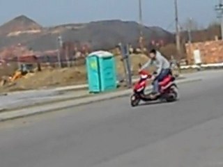 Próby jeżdżenia na jednym kole (mały crash)