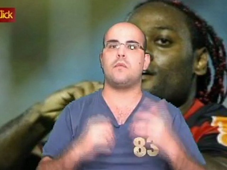 Corneteiro cutuca Ronaldinho e pede implante capilar