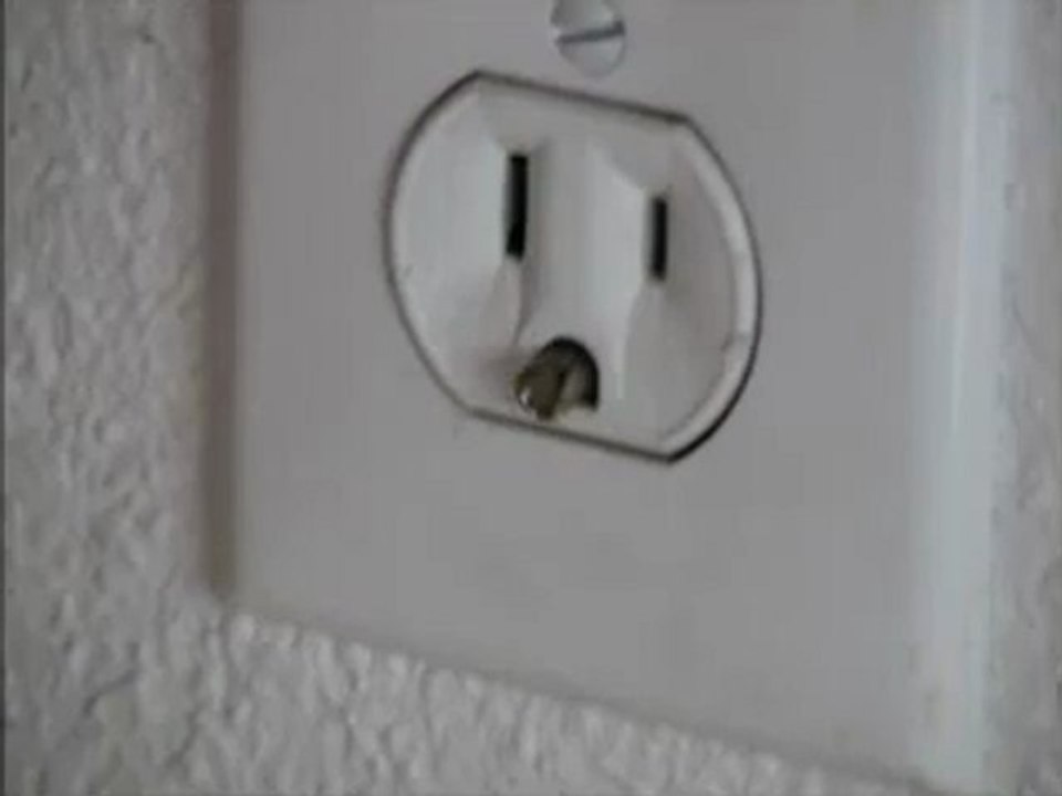 Phoenix Home Inspector Stan Fikel & Broken AC Outlet Ground