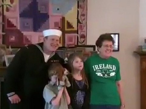 Un marine fait une surprise à sa grand-mère