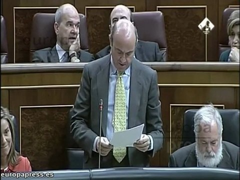 De Guindos pide a PSOE que deje la demagogia