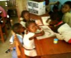 Les enfants au centre d'accueil et de loisirs de l'ONG SAPE CI en activité ludiques