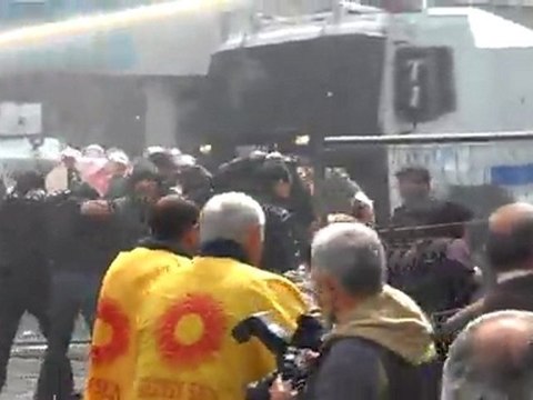 KESK ÜYELERİNE POLİS MÜDAHALESİ (2)