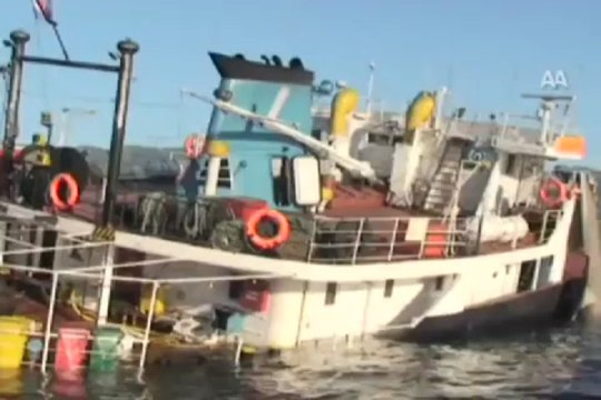 Gemi sulara gömüldü