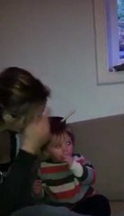 Alicia Silverstone mastica la comida y después se la da de comer a su hijo