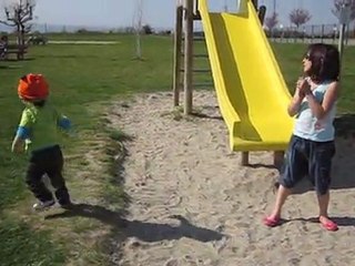 Anna et Antoine au toboggan