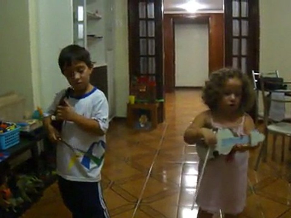 João e Maria Praticando Violino em Casa