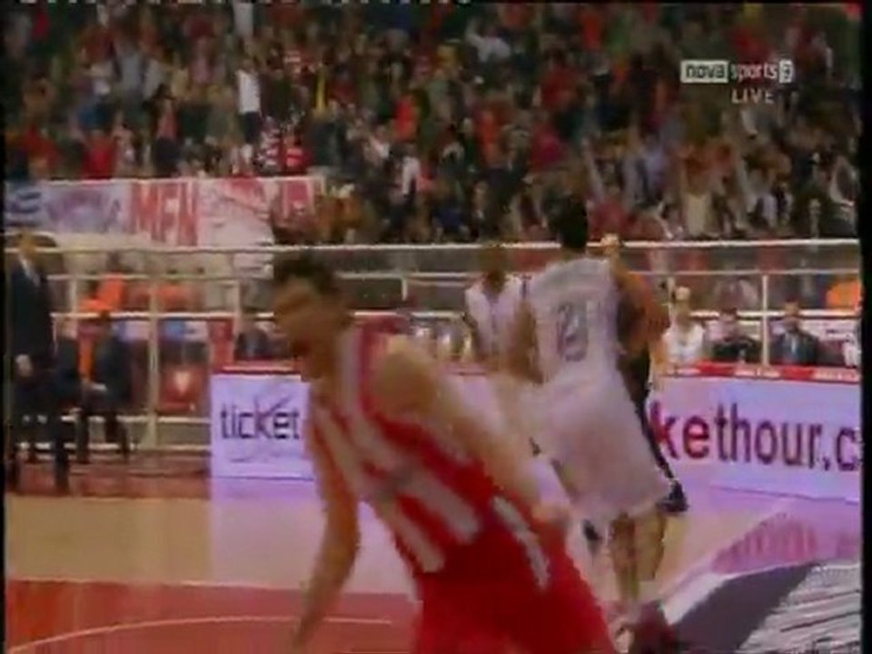 Amazing dunk by Kostas Papanikolaou (Olympiacos vs. Siena  Euroleague  Playoffs - G3)